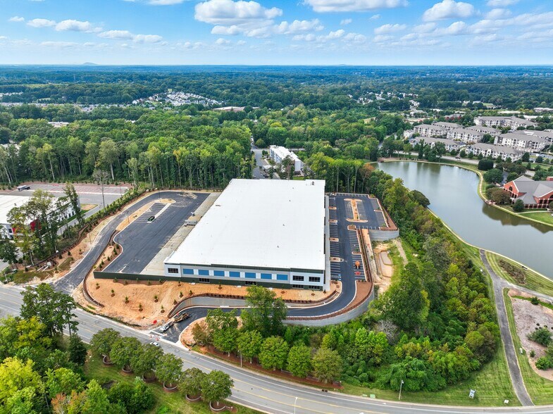 13601 E Reese Blvd, Huntersville, NC à vendre - Photo du bâtiment - Image 2 de 3