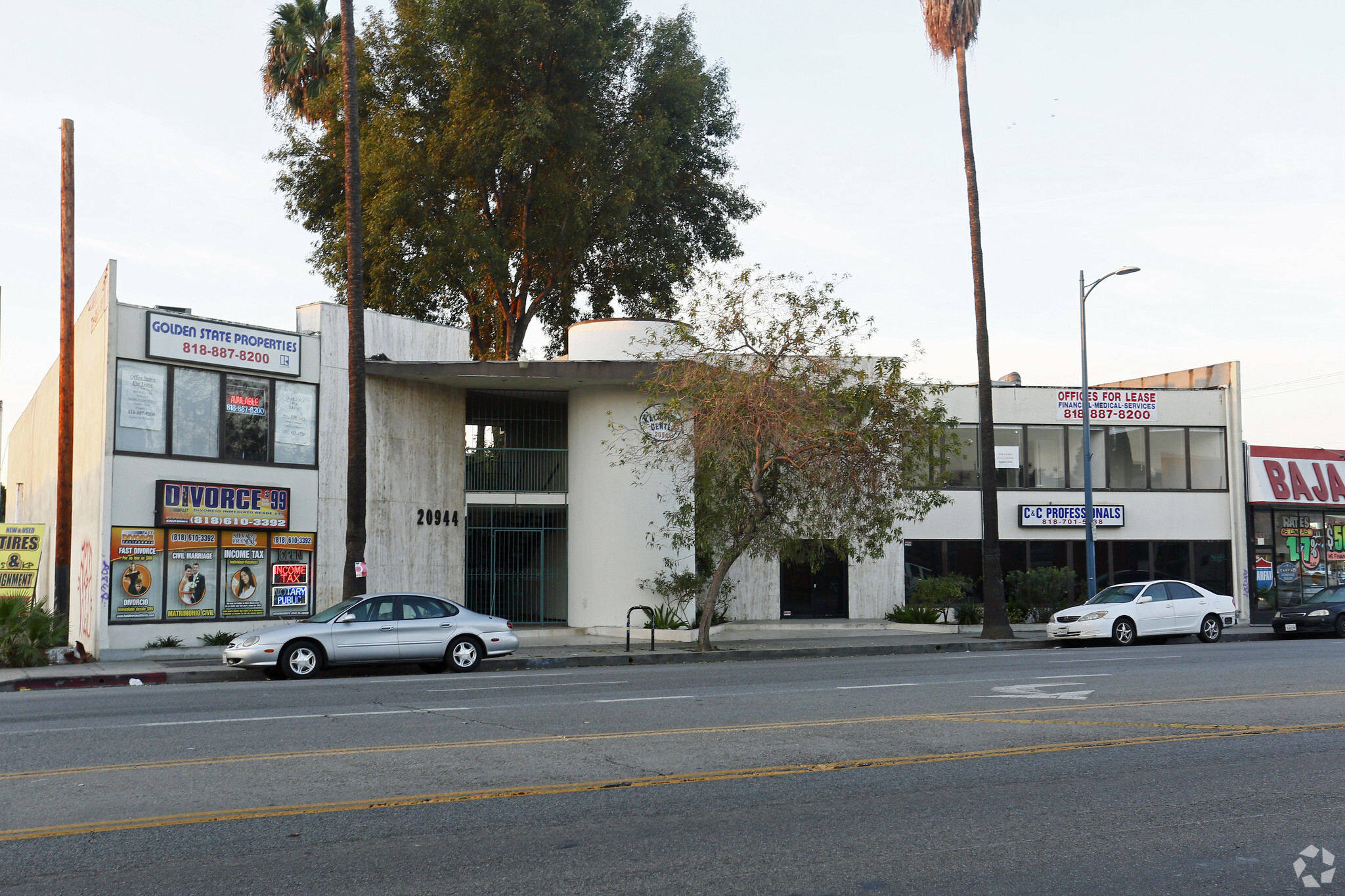 20944 Sherman Way, Canoga Park, CA à louer Photo du b timent- Image 1 de 9