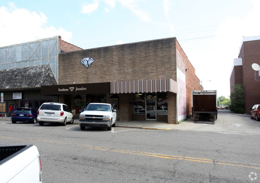 143-147 S Steele St, Sanford, NC for lease - Primary Photo - Image 1 of 7