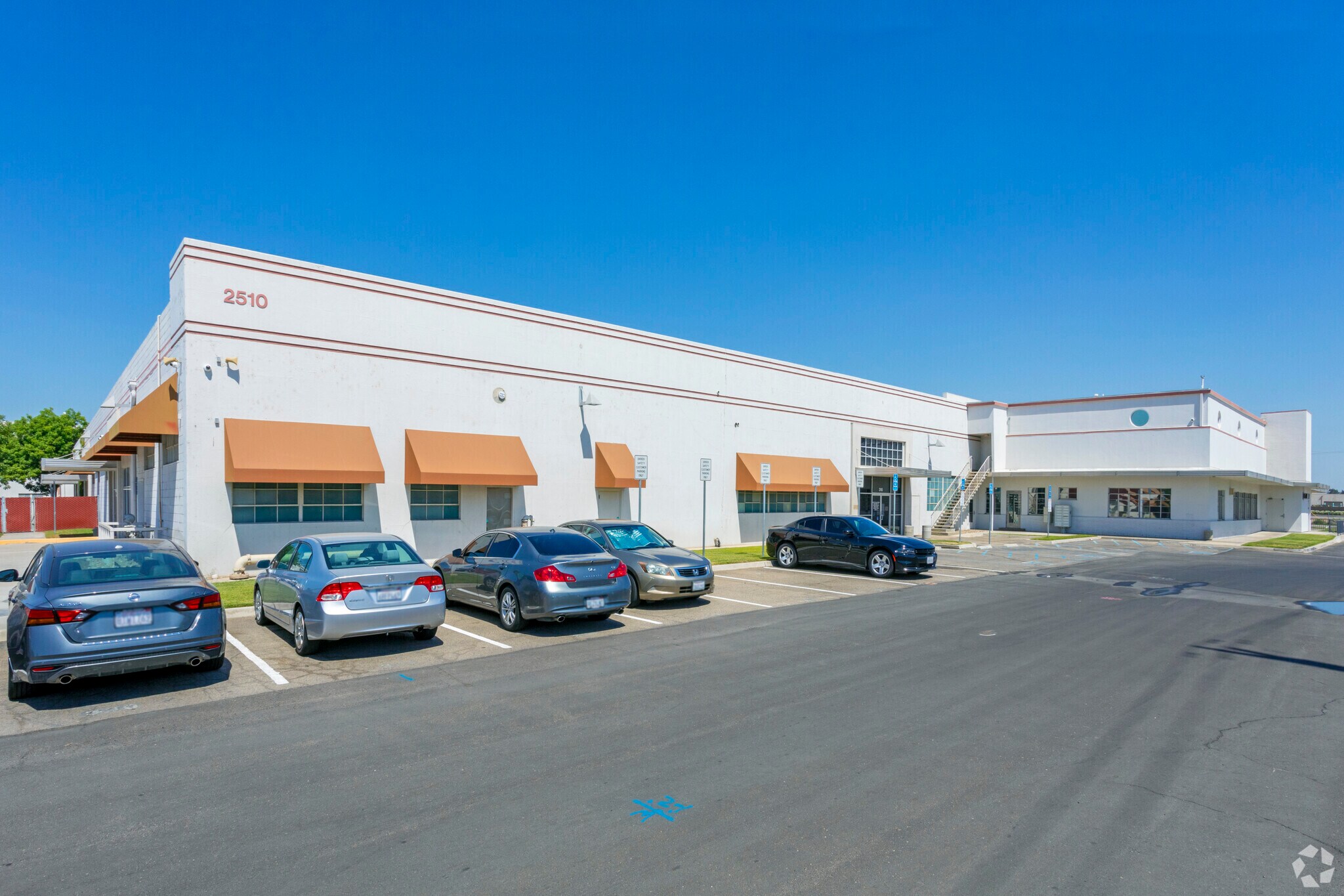 2510-2550 S East Ave, Fresno, CA à louer Photo du bâtiment- Image 1 de 11