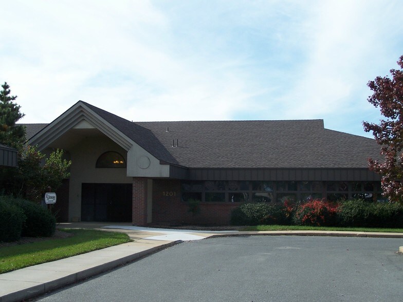 1201 College Park Dr, Dover, DE à louer - Photo du bâtiment - Image 1 de 6