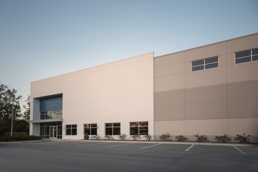 N59 W13855 Manhardt Dr, Menomonee Falls, WI for lease - Building Photo - Image 3 of 3