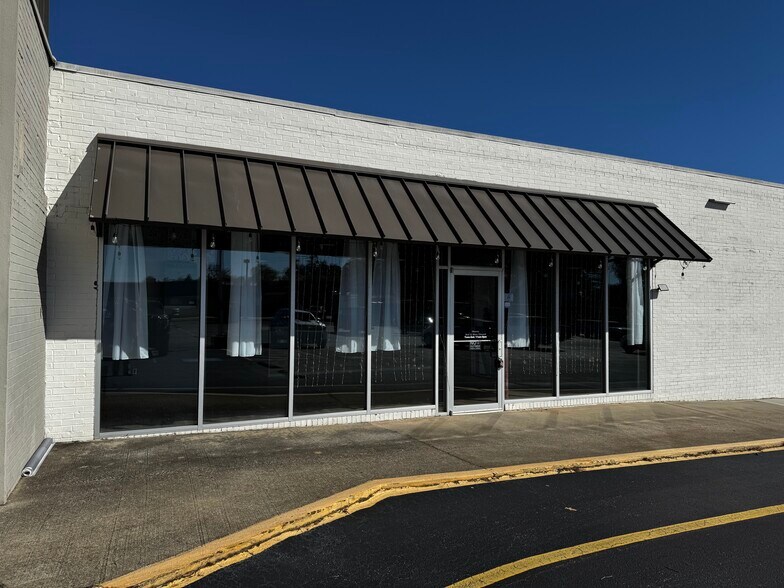 2830 Wade Hampton Blvd, Taylors, SC à louer - Photo du bâtiment - Image 2 de 6
