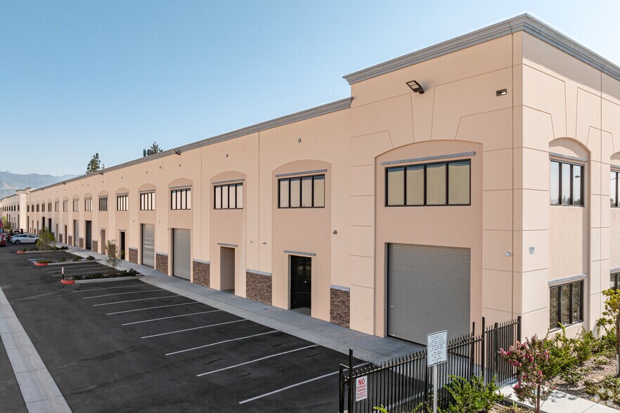 1611 W San Bernardino Rd, West Covina, CA à louer - Photo du bâtiment - Image 3 de 8