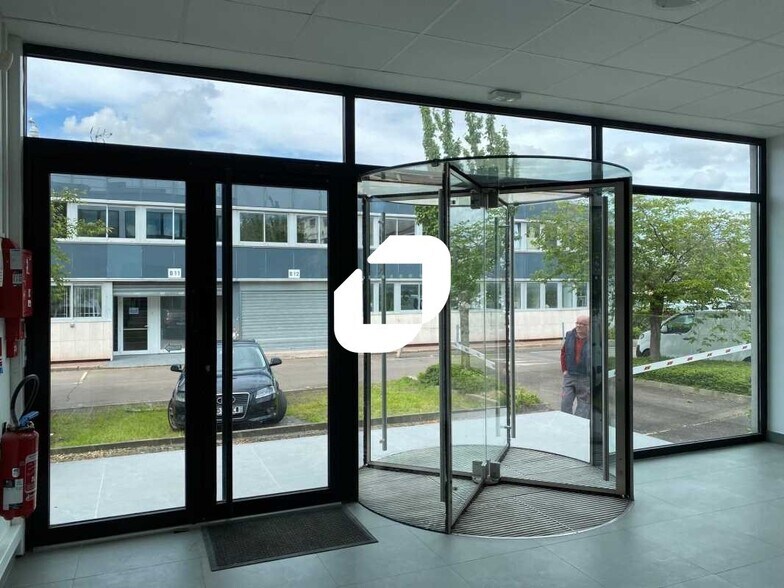 Bureau dans Nanterre à louer - Hall d’entrée - Image 2 de 16