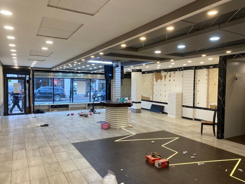 3701-3712 82nd St, Jackson Heights, NY à louer - Photo du bâtiment - Image 3 de 16