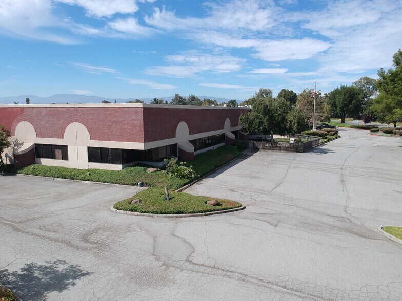 205 Apollo Way, Hollister, CA à louer - Photo du bâtiment - Image 3 de 7