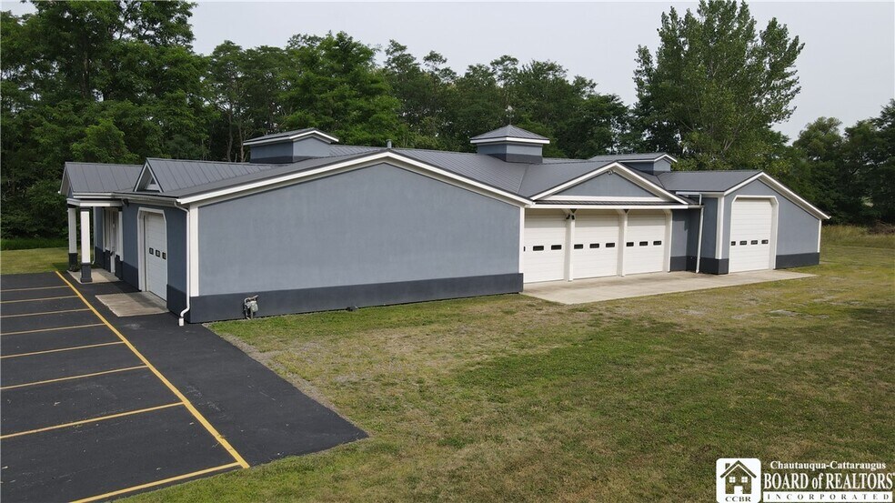 699 Versailles Rd, Silver Creek, NY à vendre - Photo du bâtiment - Image 1 de 45