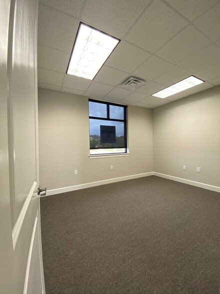 6110 Sienna Ranch Rd, Missouri City, TX for lease - Interior Photo - Image 3 of 8