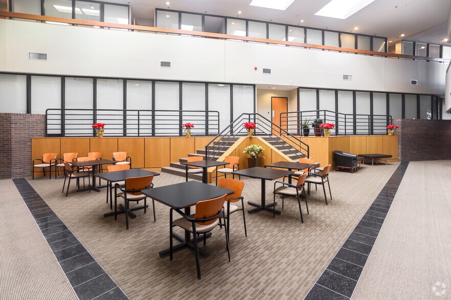 2055 Craigshire Rd, Saint Louis, MO for lease - Interior Photo - Image 2 of 23