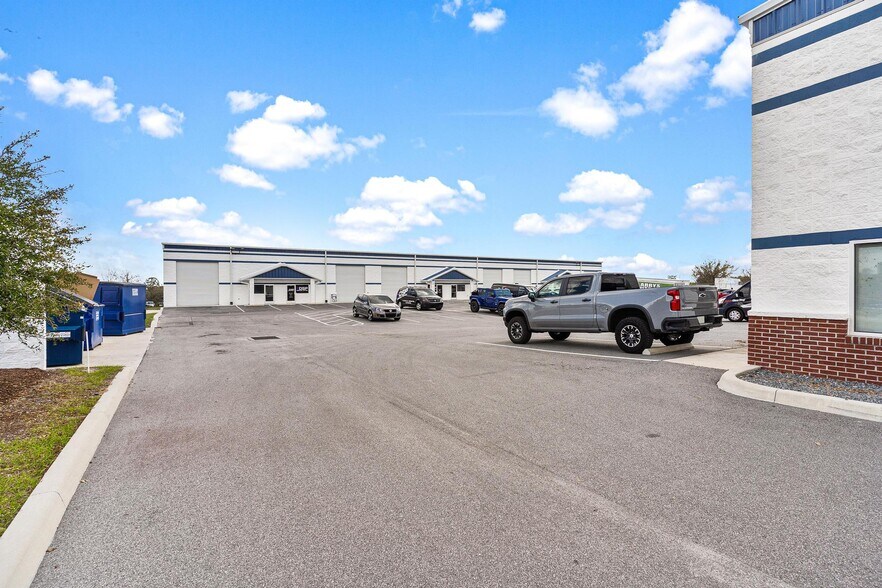 1720 Leesburg Commons Ct, Leesburg, FL à vendre - Photo du bâtiment - Image 3 de 9