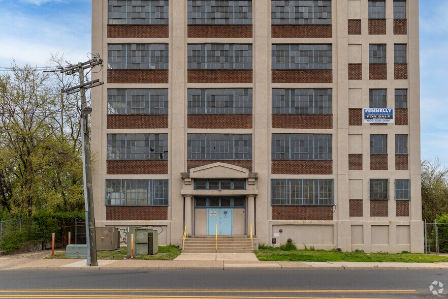 576 E State St, Trenton, NJ à vendre - Photo du bâtiment - Image 2 de 5
