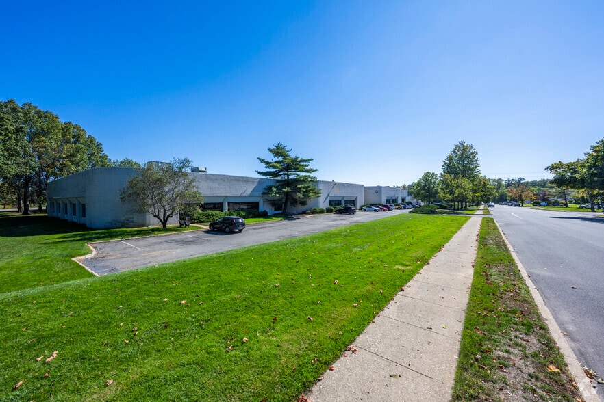 5 Hub Dr, Melville, NY à louer - Photo du bâtiment - Image 3 de 4