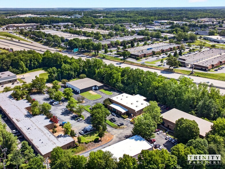 1095 Thousand Oaks Blvd, Greenville, SC à louer - Photo du bâtiment - Image 3 de 10