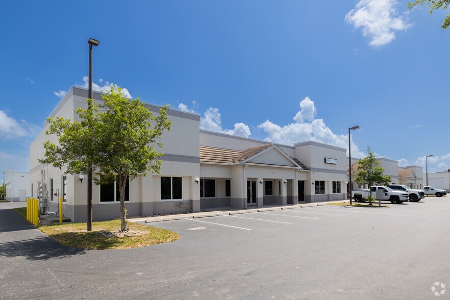 10801 Sunset Plaza Cir, Fort Myers, FL à vendre - Photo principale - Image 1 de 3