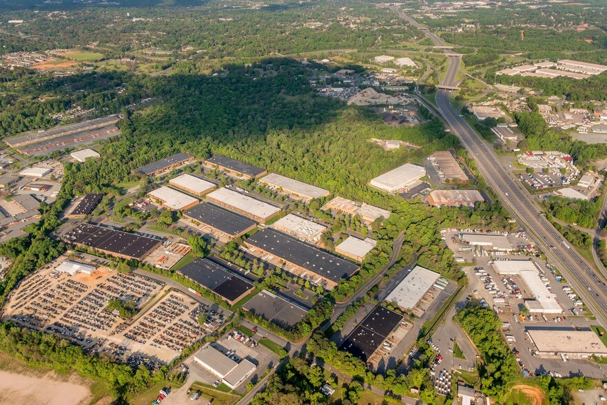 3300 Woodpark Blvd, Charlotte, NC à louer - Photo du bâtiment - Image 3 de 6