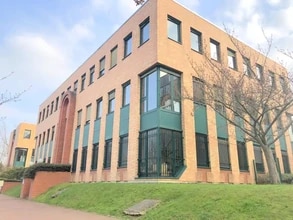 Boulevard De La Paix, Saint-Germain-en-Laye for lease Building Photo- Image 1 of 4