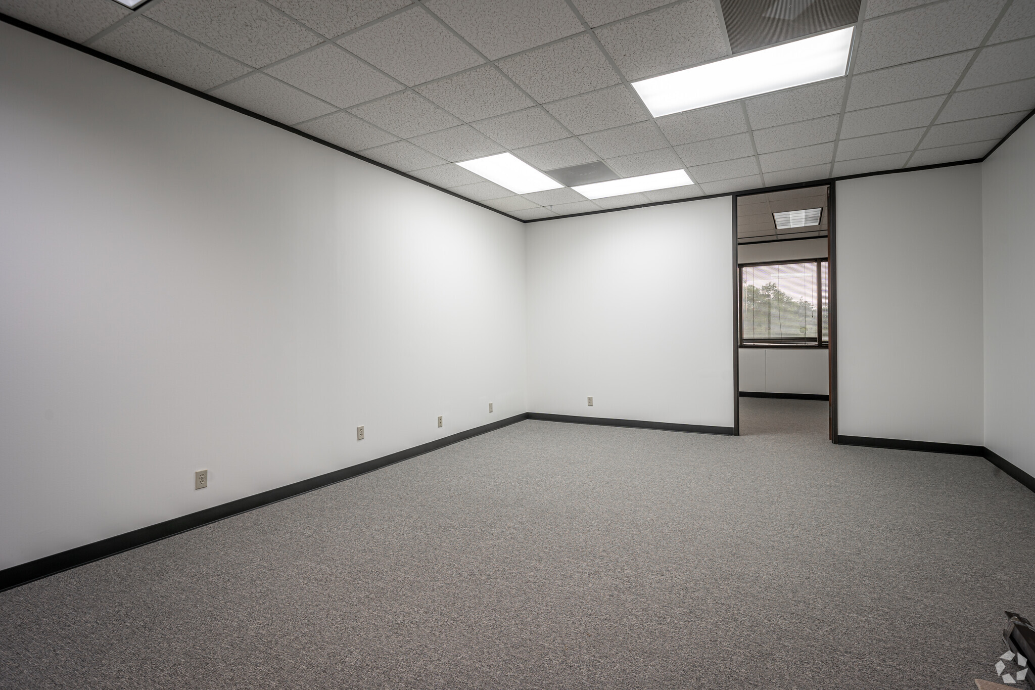 9660 Hillcroft Ave, Houston, TX for lease Interior Photo- Image 1 of 2