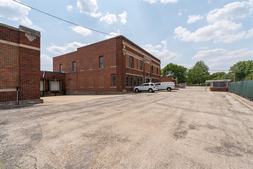 1100 E Bell St, Bloomington, IL à vendre - Photo du bâtiment - Image 3 de 38