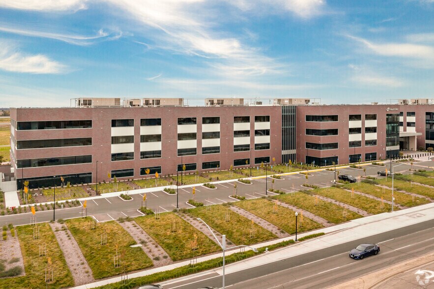4151 E Commerce Way, Sacramento, CA à louer - Photo du bâtiment - Image 3 de 8
