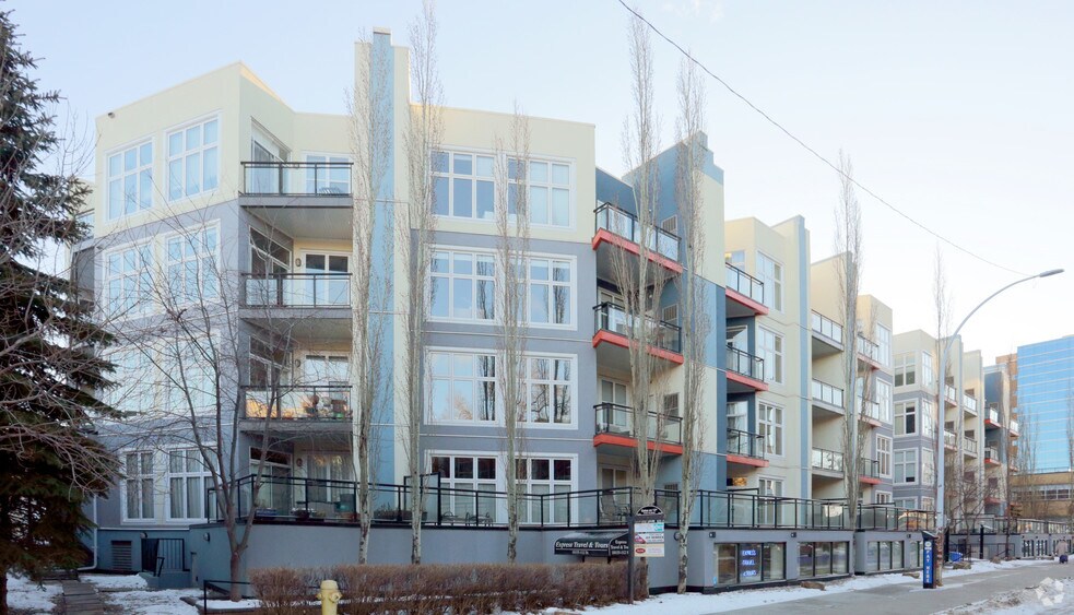 10139-10155 112 St NW, Edmonton, AB à vendre - Photo du bâtiment - Image 2 de 3