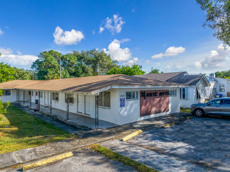 1203 N 17th Ct, Hollywood, FL for sale - Building Photo - Image 2 of 21