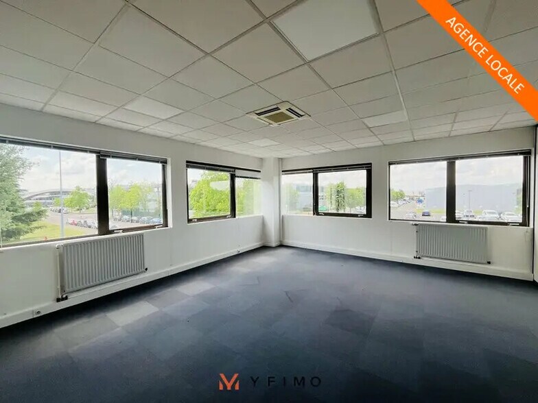 Office in Poissy for lease - Interior Photo - Image 1 of 5