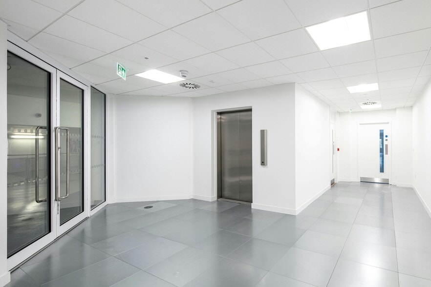 Wood St, Kingston Upon Thames for lease - Building Photo - Image 2 of 8