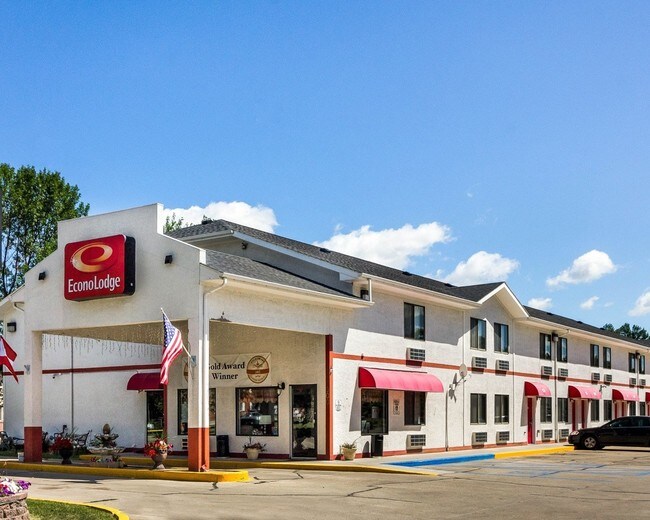 More details for 900 N 43rd St, Grand Forks, ND - Hospitality for Sale