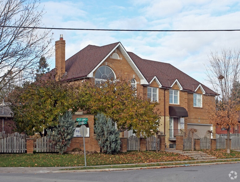 210 Jacey Anne Dr, Richmond Hill, ON for sale - Building Photo - Image 2 of 16