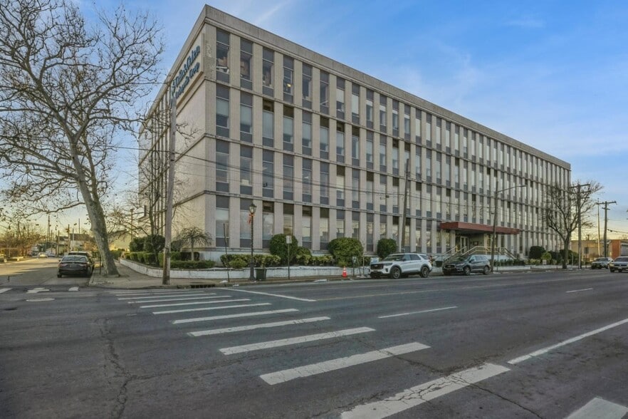 444 Merrick Rd, Lynbrook, NY à louer - Photo du bâtiment - Image 3 de 6