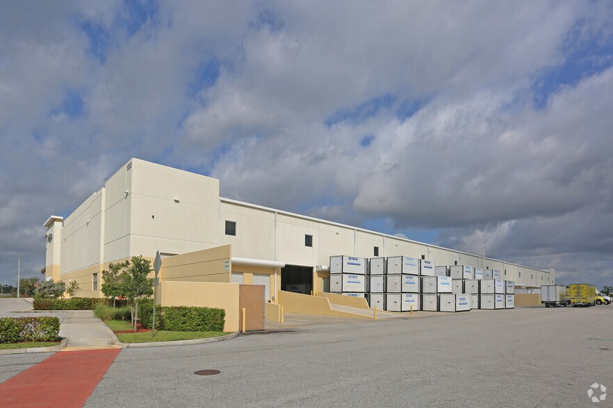 1333 N Jog Rd, West Palm Beach, FL à louer - Photo du bâtiment - Image 2 de 9