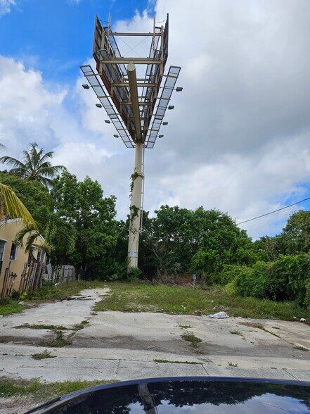 321 NW 37th St, Miami, FL à vendre - Photo du bâtiment - Image 2 de 48