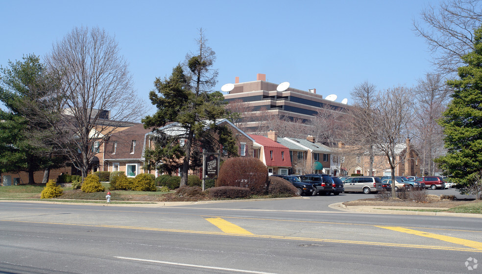 8216 Old Courthouse Rd, Tysons Corner, VA à vendre - Photo principale - Image 1 de 1