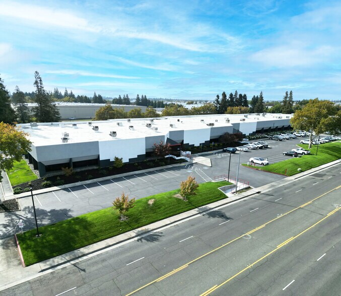 1326-1340 N Market Blvd, Sacramento, CA à louer - Photo du bâtiment - Image 1 de 3