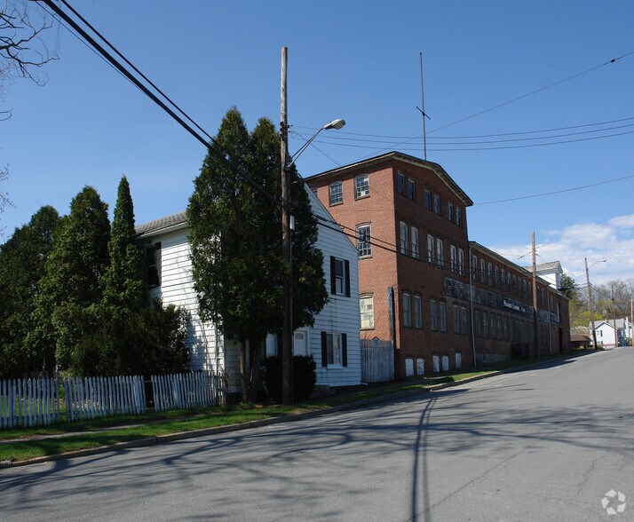 29 Grant St, Walden, NY à louer - Photo du bâtiment - Image 2 de 56