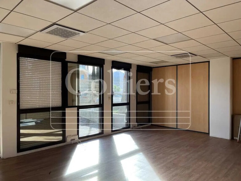 Office in Marseille for lease - Interior Photo - Image 2 of 5