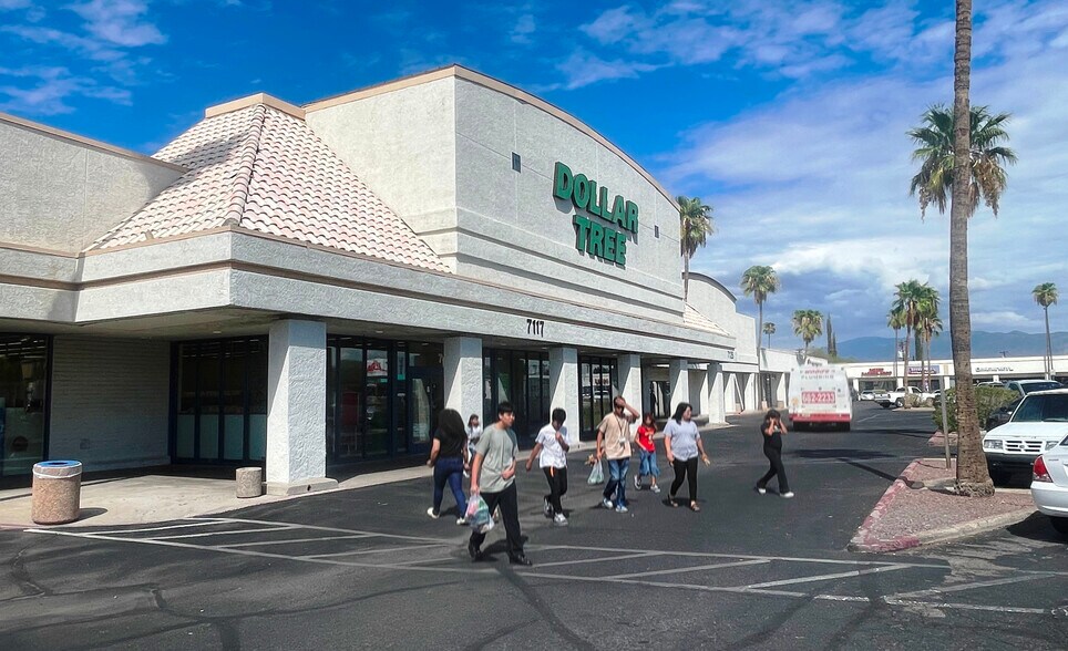 Desert Square portefeuille de 3 propriétés à vendre sur LoopNet.ca - Photo du bâtiment - Image 3 de 5