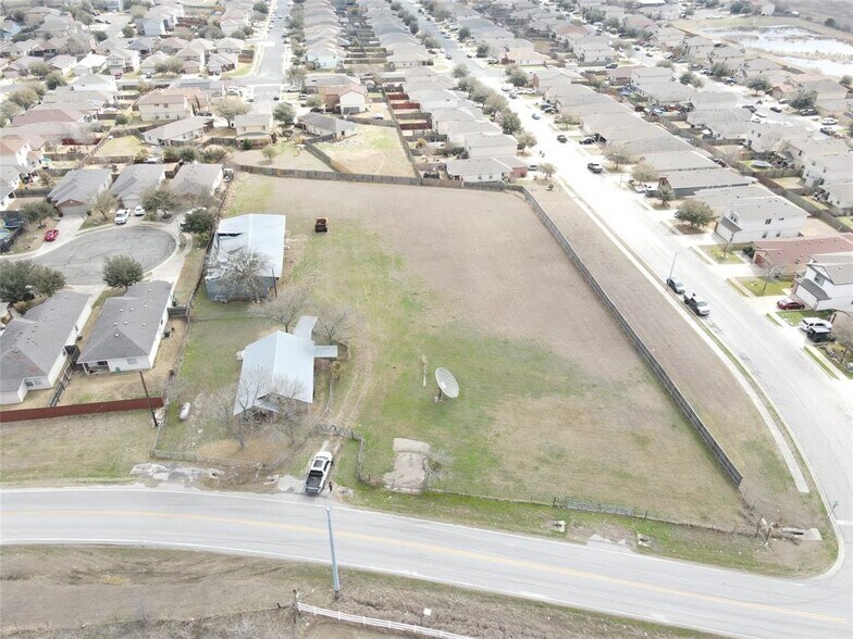 5807 Ross Rd, Del Valle, TX à vendre - Photo du bâtiment - Image 2 de 3