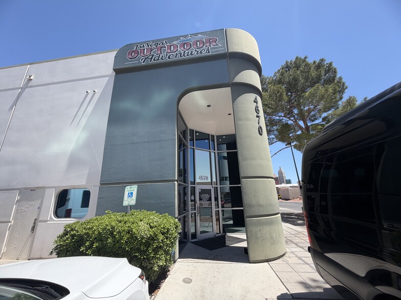 4670 Polaris Ave, Las Vegas, NV à louer - Photo du bâtiment - Image 2 de 14