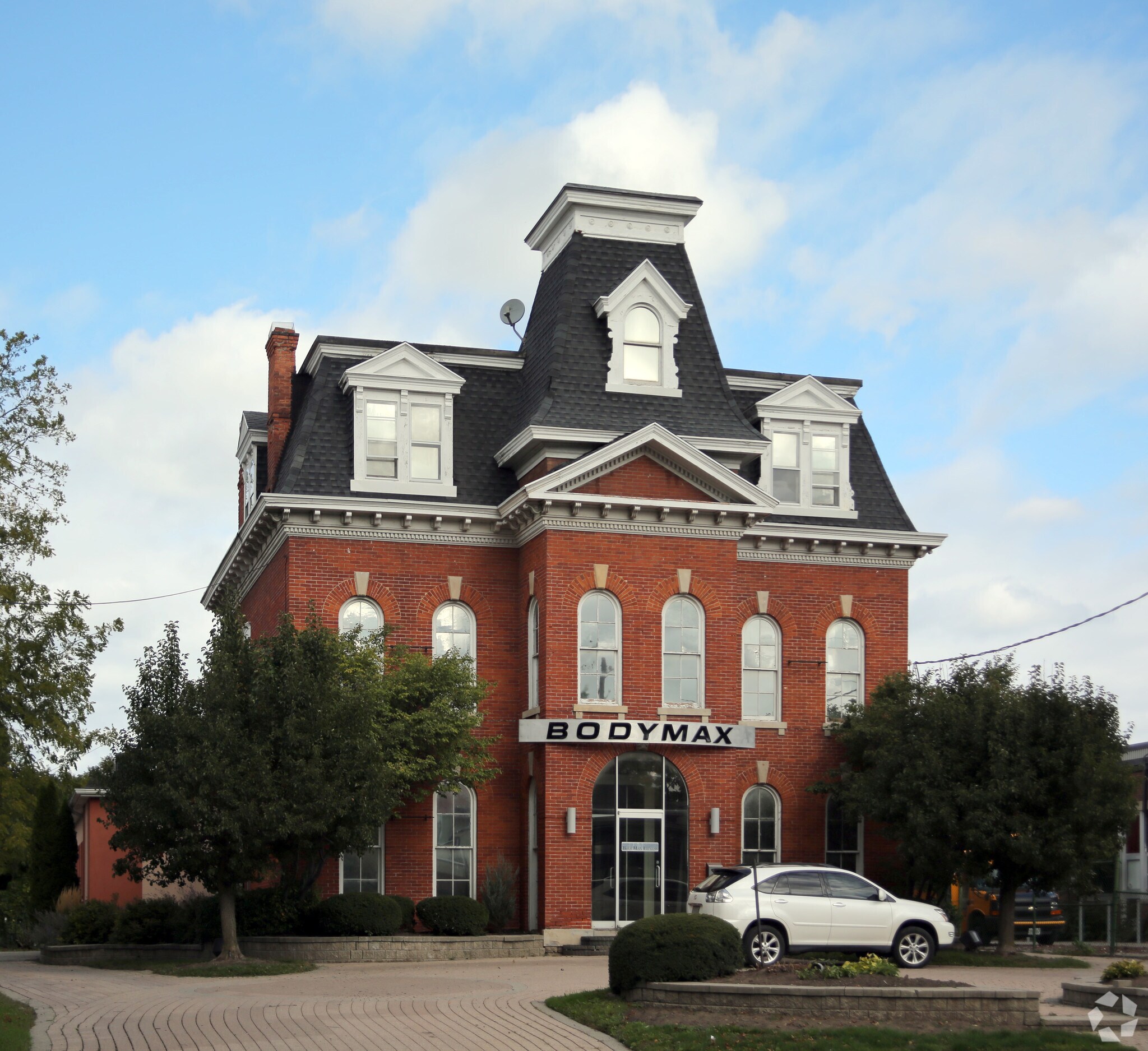 15 Welland Ave, St Catharines, ON for sale Primary Photo- Image 1 of 1