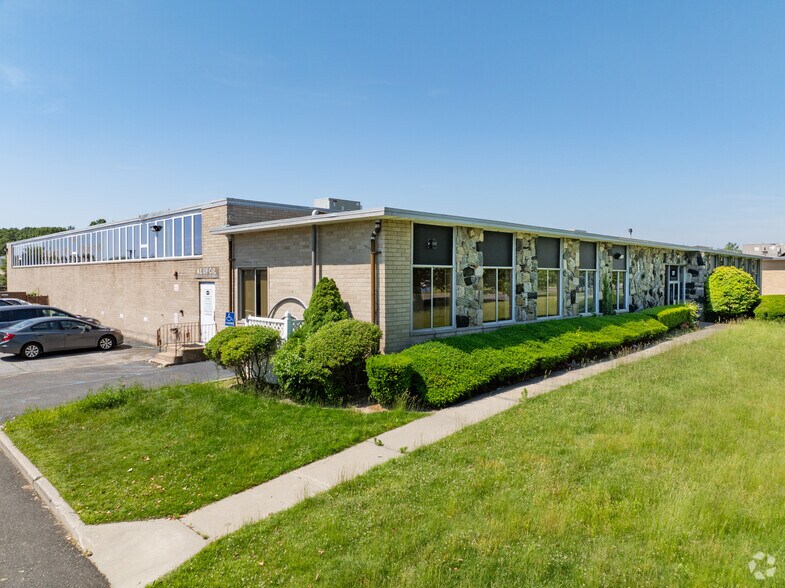 135 Oser Ave, Hauppauge, NY à louer - Photo du bâtiment - Image 2 de 22