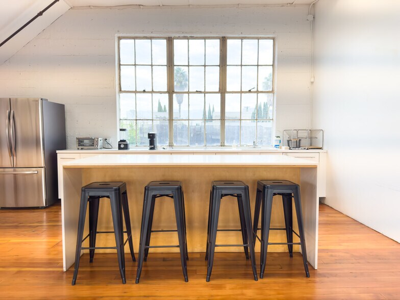 1110 N Beachwood Dr, Los Angeles, CA à louer - Photo intérieure - Image 1 de 7