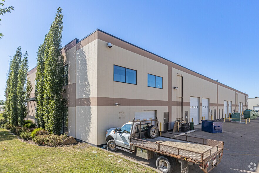 13103-13127 156th St, Edmonton, AB à vendre - Photo du bâtiment - Image 3 de 5