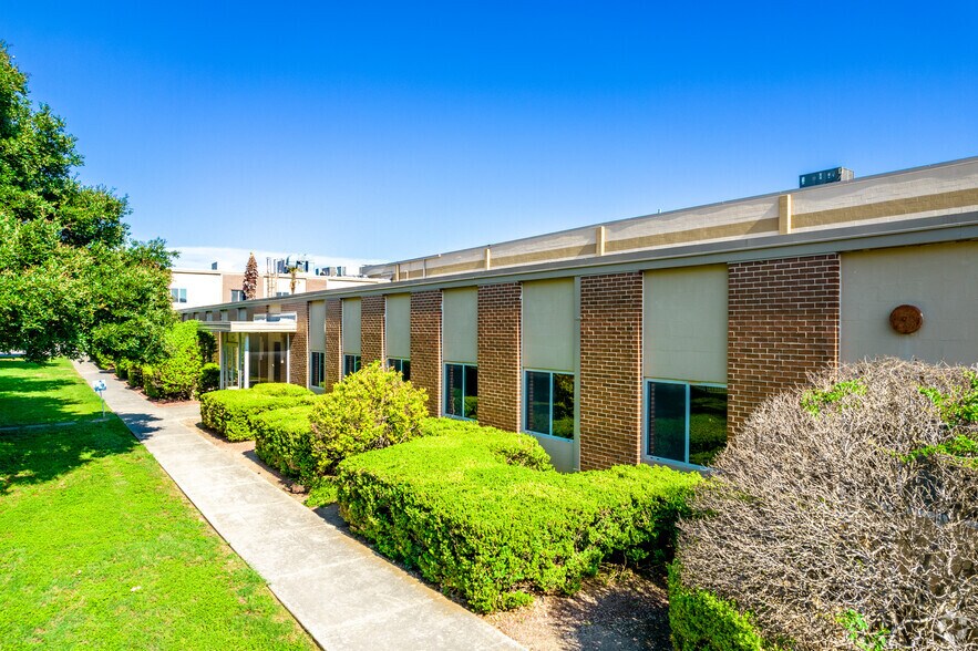 4430 Director Dr, San Antonio, TX à louer - Photo du bâtiment - Image 3 de 9