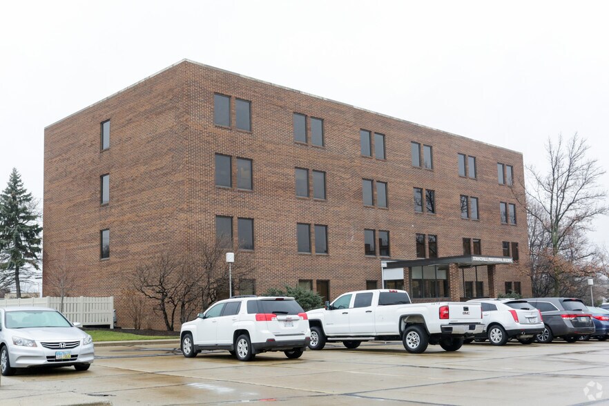 11925 Pearl Rd, Strongsville, OH à louer - Photo du bâtiment - Image 2 de 10