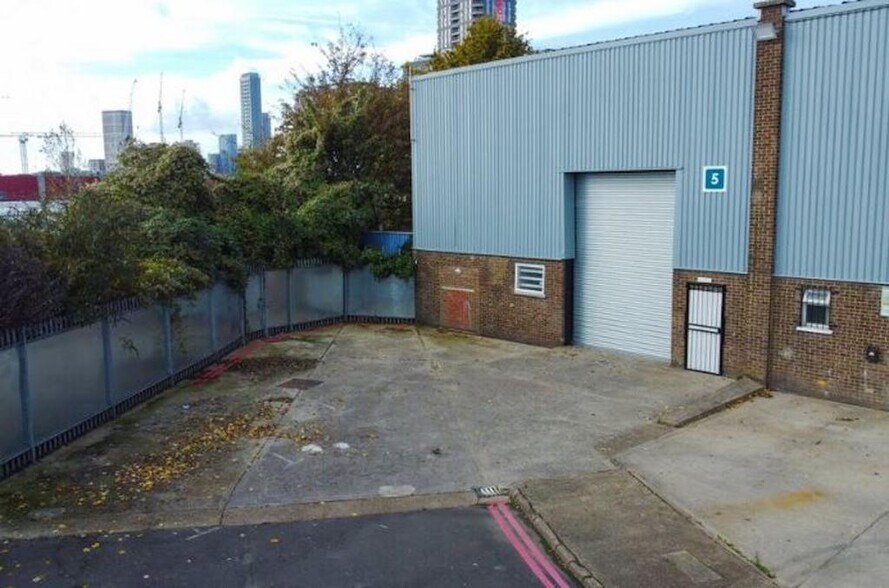 22 Hythe Rd, Londres à louer - Photo du bâtiment - Image 3 de 15