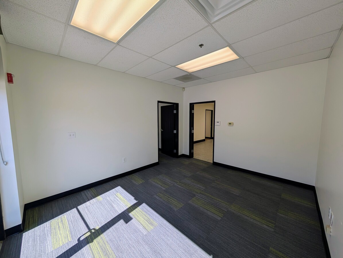 42245 Remington Ave, Temecula, CA 92590 - Unit B-3 - - Interior Photo - Image 2 of 9