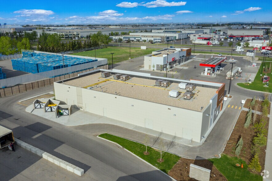 5333 61 Ave SE, Calgary, AB à louer - Photo du bâtiment - Image 2 de 5