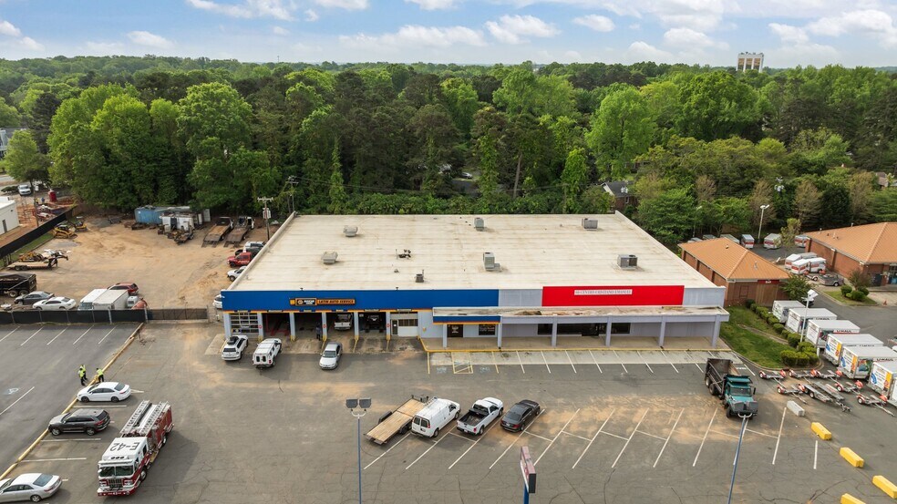 5006 Albemarle Rd, Charlotte, NC à vendre - Photo du bâtiment - Image 2 de 16